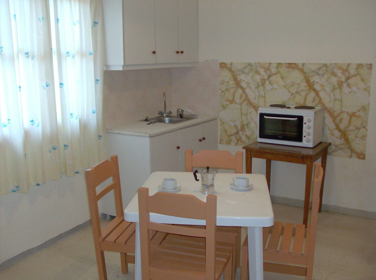 Agnes Apartments - dining area with kitchenette