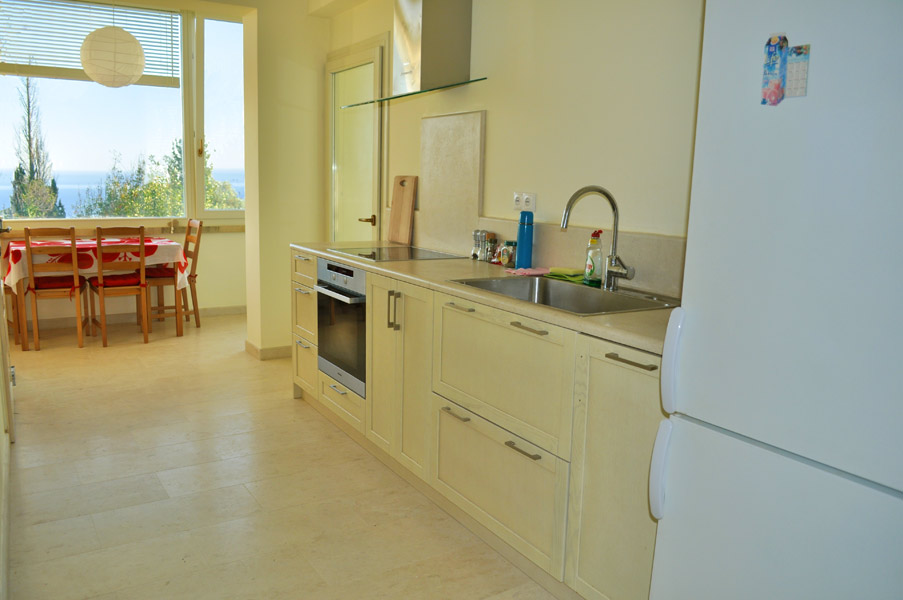 Apartment C - kitchen and dining area