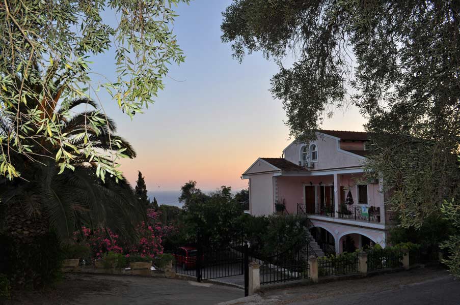 Anemone, Pelekas - small family holiday house