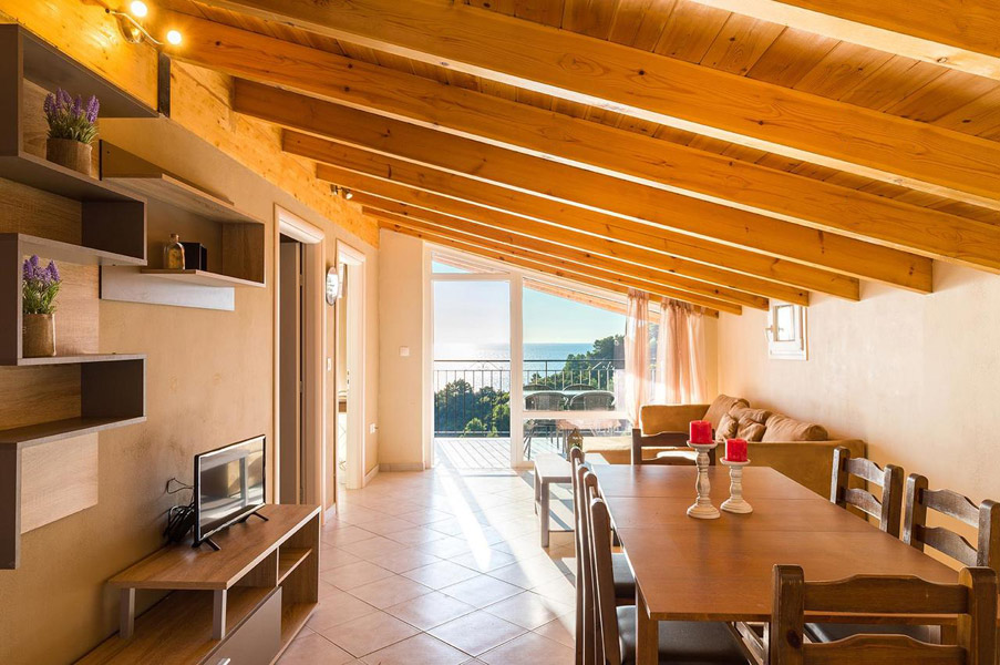 LOFT APARTMENT: living/dining room