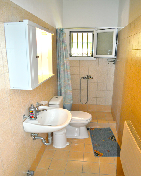 STUDIOS - bathroom