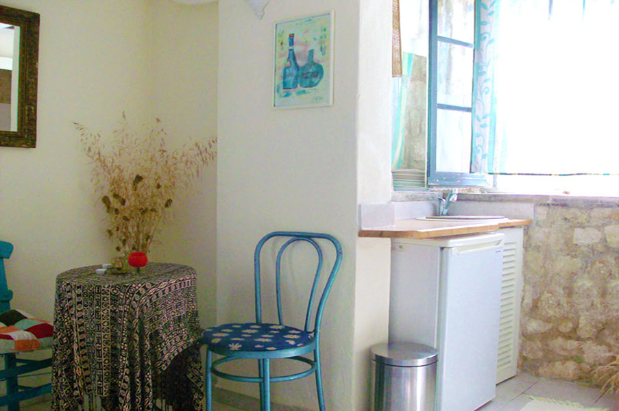 Studio - kitchen and dining area