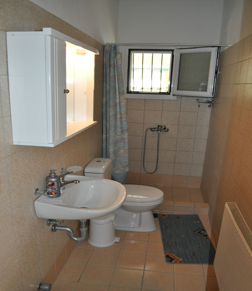 STUDIOS - bathroom